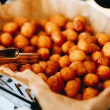 ein Korb voller Tater Tots auf einem Tisch