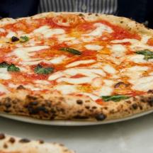 una pizza asseguda en un plat sobre una taula