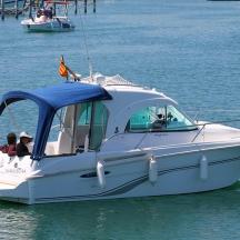 due persone su una barca in acqua