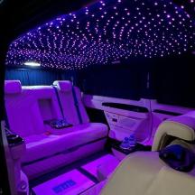 eine lila Limousine mit lila Lichtern auf der Rückseite