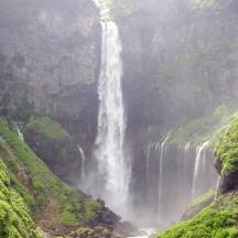 een waterval in het midden van een kloof