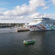isang cruise ship sa tubig na may maliit na bangka