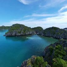 un'isola nell'acqua con una barca dentro