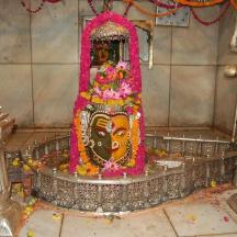 un altar en una habitació amb una màscara