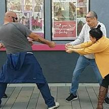 eine Gruppe von Menschen, die vor einem Geschäft tanzen
