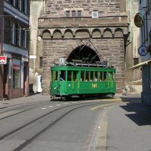 ein grüner Trolley, der durch einen Tunnel fährt