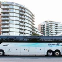 en bus holder parkeret foran en bygning