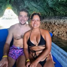 un home i una dona en una barca en una cova