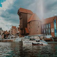 ein Boot im Wasser vor einem Gebäude