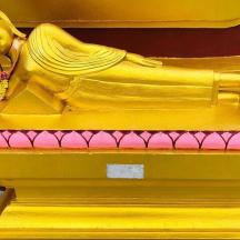 una estàtua d'or d'una dona asseguda en un matalàs