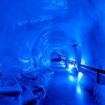 en blå tunnel med isskulpturer i den