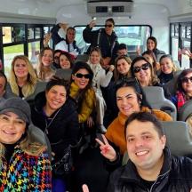 cilvēku grupa, kas sēž autobusā