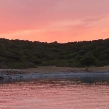vesistö, jonka taustalla näkyy auringonlasku