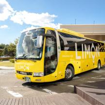 ein gelber Bus auf einem Parkplatz