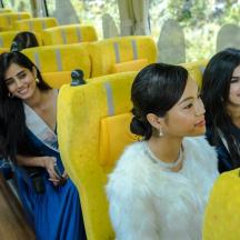 eine Gruppe von Frauen sitzt in einem Bus