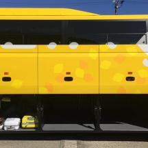 ein gelber Bus mit einem auf die Seite gemalten Gesicht