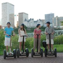 un grup de quatre persones que anaven amb patinets