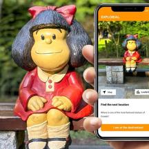 seseorang memegang telefon bimbit untuk mengambil gambar mainan