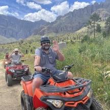 dues persones que viatgen en quads per un camí de terra