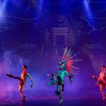 un groupe de danseurs se produisant sur une scène