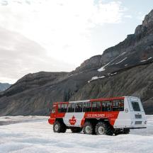 un autobús vermell i blanc aparcat a la neu