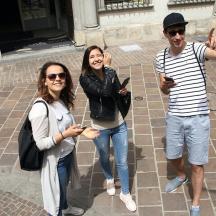 due donne e un uomo posano per una foto con i loro cellulari