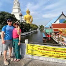 un home i una dona drets davant d'un temple
