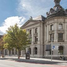 en stor stenbygning på en bygade