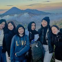 sekumpulan wanita berdiri di atas gunung