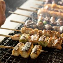 eine Gruppe von Spießen mit Essen auf einem Grill