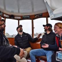 eine Gruppe von Menschen sitzt auf einem Boot