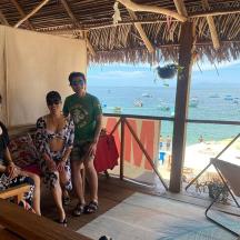 en gruppe mennesker poserer for et bilde på stranden