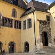 un grande edificio giallo con biciclette parcheggiate all'esterno
