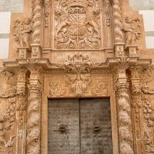 una porta di legno decorata sul lato di un edificio
