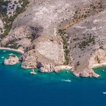 una vista aerea di un gruppo di rocce nell'acqua