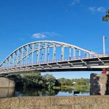 un pont que està sobre un riu amb aigua