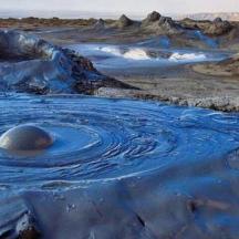 ein Felsen mitten in einem Wassermassiv