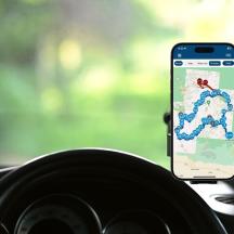 mobilusis telefonas, padėtas ant vairo