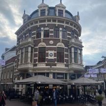 un gran edifici amb gent caminant davant