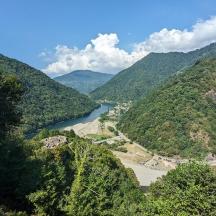 ein Blick auf einen Fluss zwischen zwei Bergen