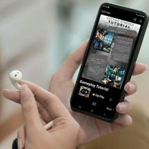 en person som holder en smarttelefon med et videospill