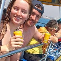 ボートに乗って飲み物を飲む男女