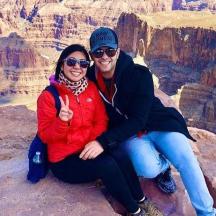 en mand og kvinde poserer til et billede ved Grand Canyon