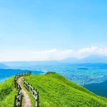 jalan di atas bukit hijau