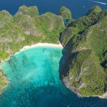 una vista aerea di una piccola isola nell'oceano