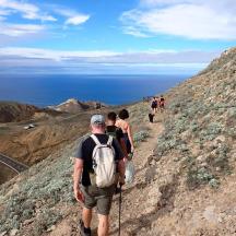 eine Gruppe von Menschen, die auf einem Bergpfad wandern