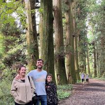 tres persones dempeus en un camí en un bosc