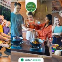 Eine Gruppe von Menschen steht in einer Küche und bereitet Essen zu