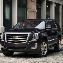 建物の前に駐車された黒いSUV