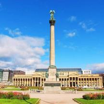 ein großes Gebäude mit einem Denkmal davor
